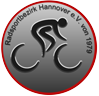 Das Logo des Radsportbezirk Hannover e.V. Es ist Rund mit rotem Rand und grauem Hintergrund. Eine stilisierter Radrennsportler*in umrahmt von dem Logo Titel